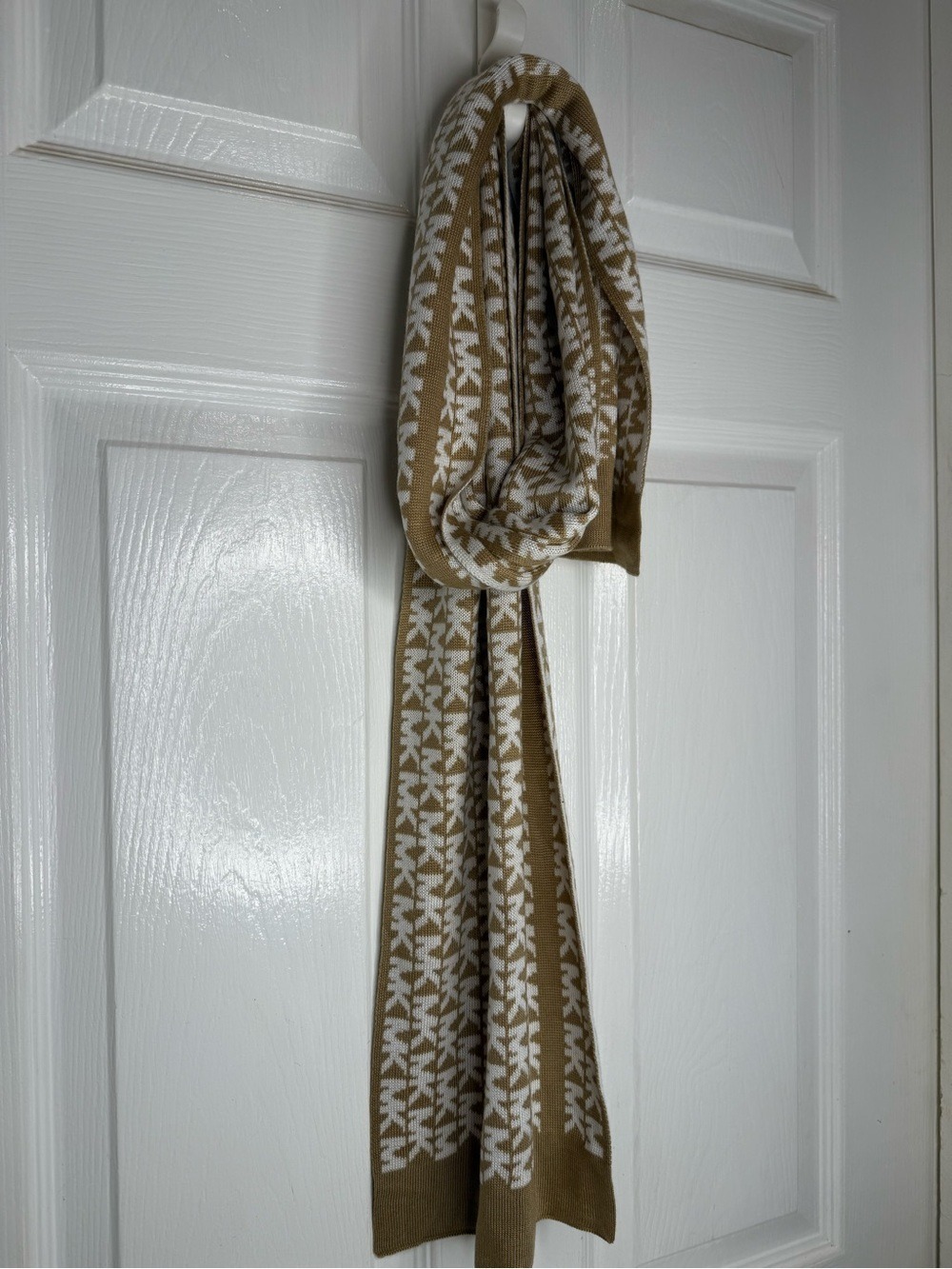 MICHAEL KORS REVERSIBLE MONOGRAM KNIT SCARF - Picture 5 of 10